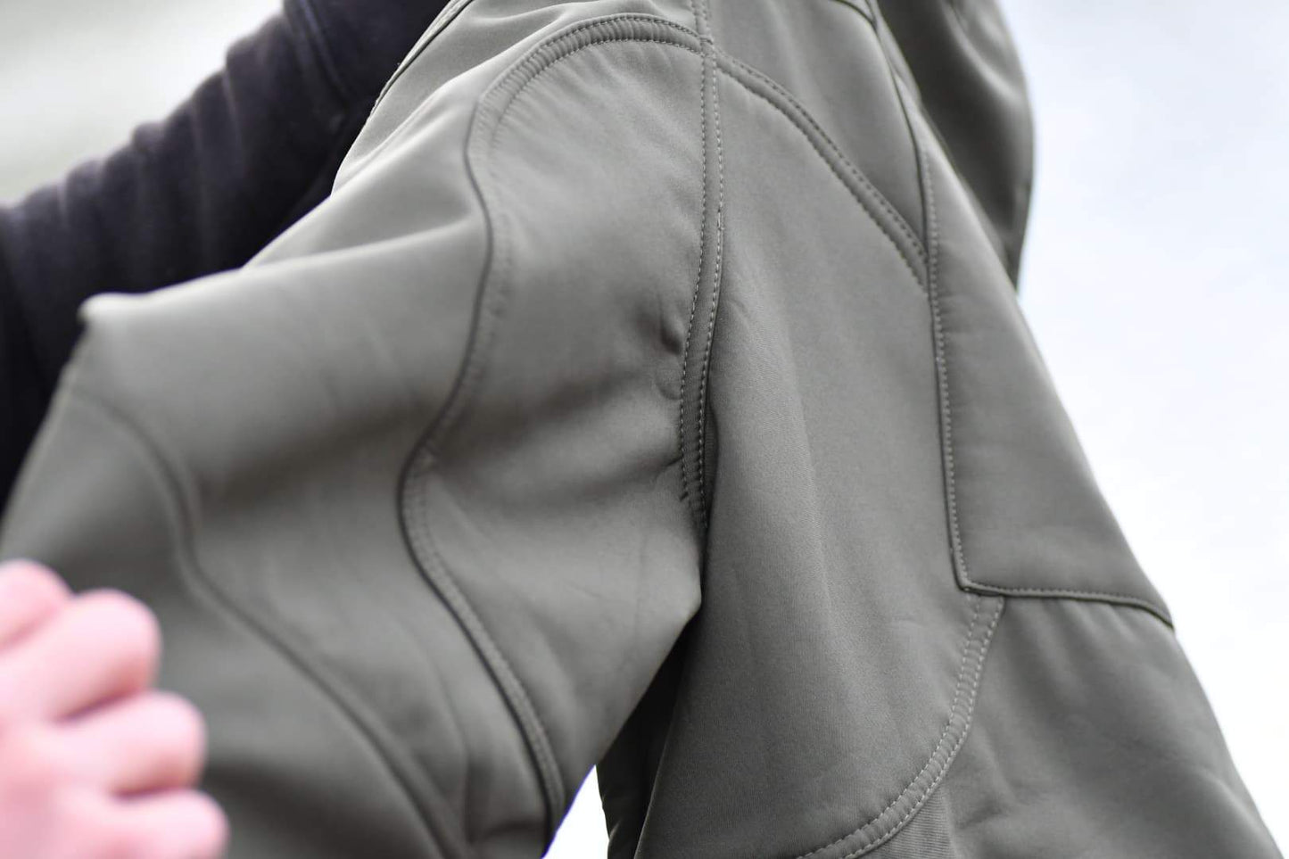 Pantalon de pêche softshell kaki – Déperlant, intérieur polaire, logo brodé | Précommande