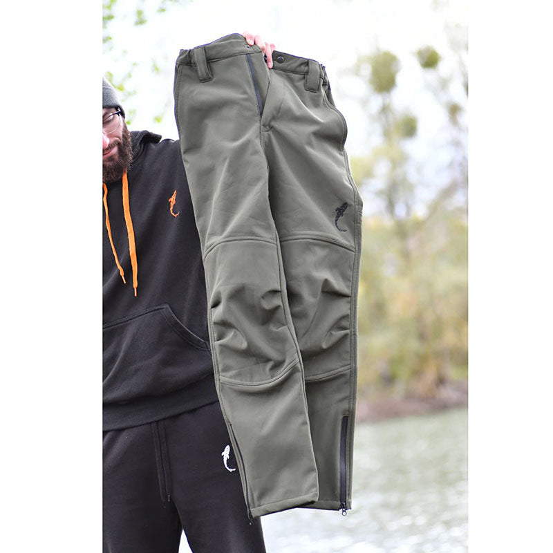 Pantalon de pêche softshell kaki – Déperlant, intérieur polaire, logo brodé | Précommande