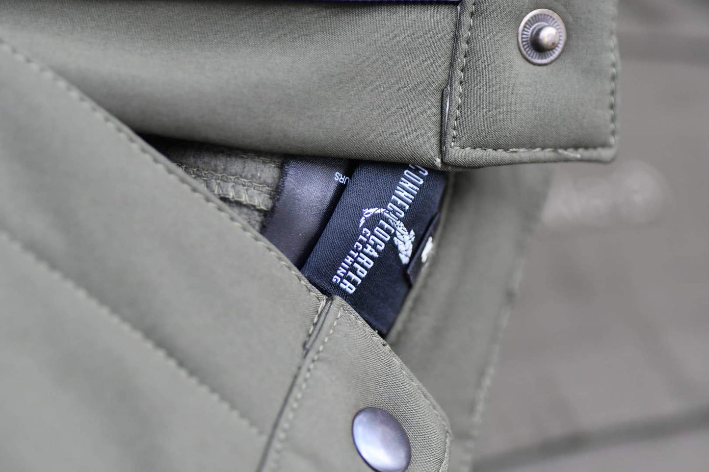Pantalon de pêche softshell kaki – Déperlant, intérieur polaire, logo brodé | Précommande