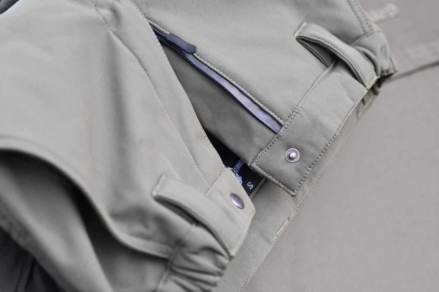 Pantalon de pêche softshell kaki – Déperlant, intérieur polaire, logo brodé | Précommande