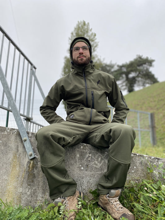 Pantalon de pêche softshell kaki – Déperlant, intérieur polaire, logo brodé | Précommande