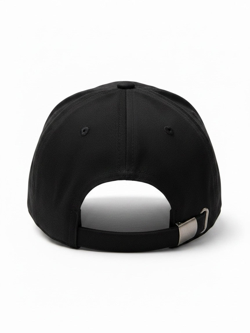 Vue arrière de la casquette noire en coton Connected Carper avec boucle de réglage métallique
