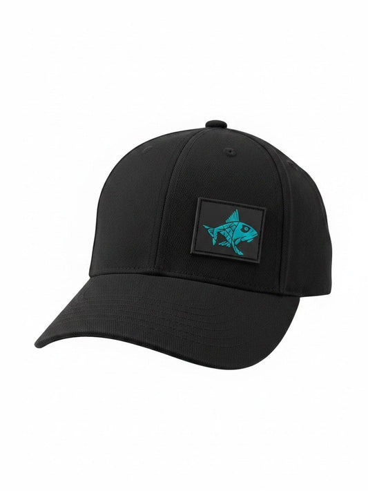 Casquette Connected Carper Predator noire en coton avec patch en silicone bleu représentant un poisson