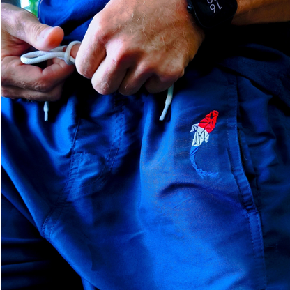 Short de bain bleu marine Connected Carper avec cordon de serrage et broderie carpe tricolore, idéal pour la plage.
